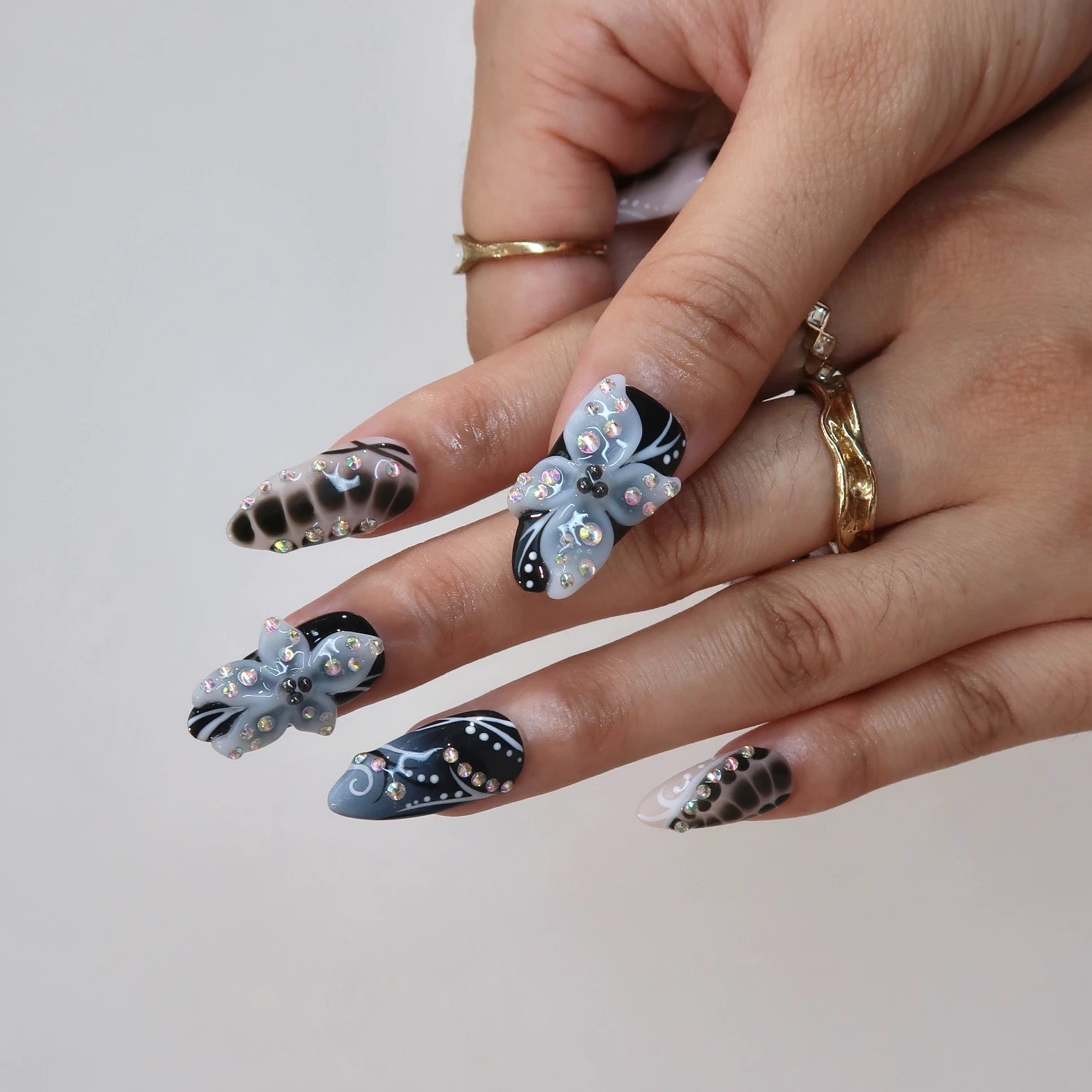 Afterdark - Ersa Nails Black White PressOnNails