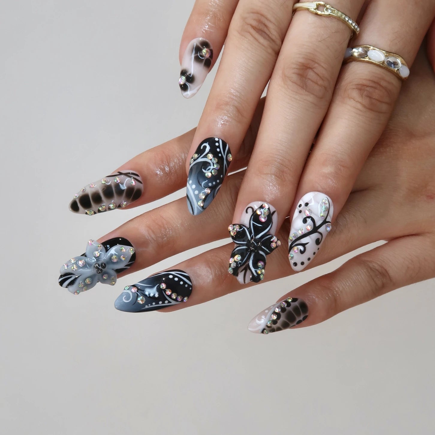 Afterdark - Ersa Nails Black White PressOnNails