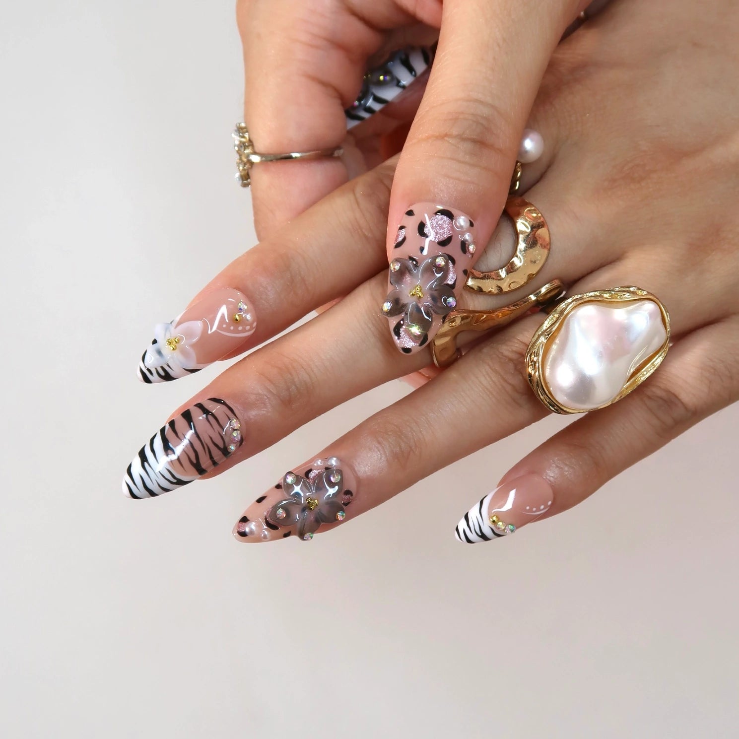 Born to Roam - Ersa Nails Black White PressOnNails