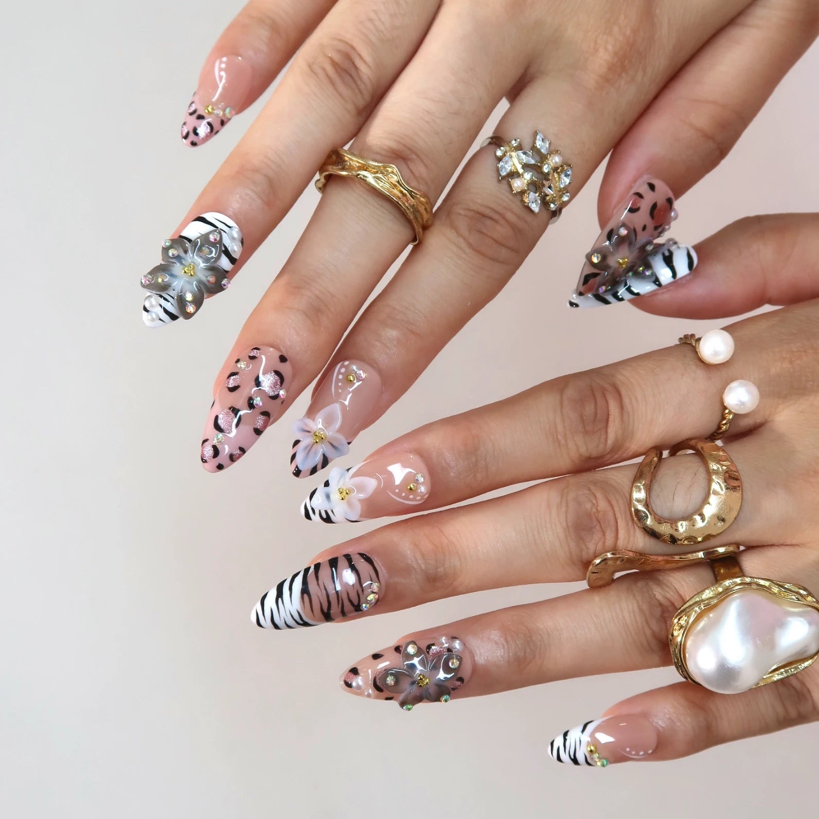 Born to Roam - Ersa Nails Black White PressOnNails