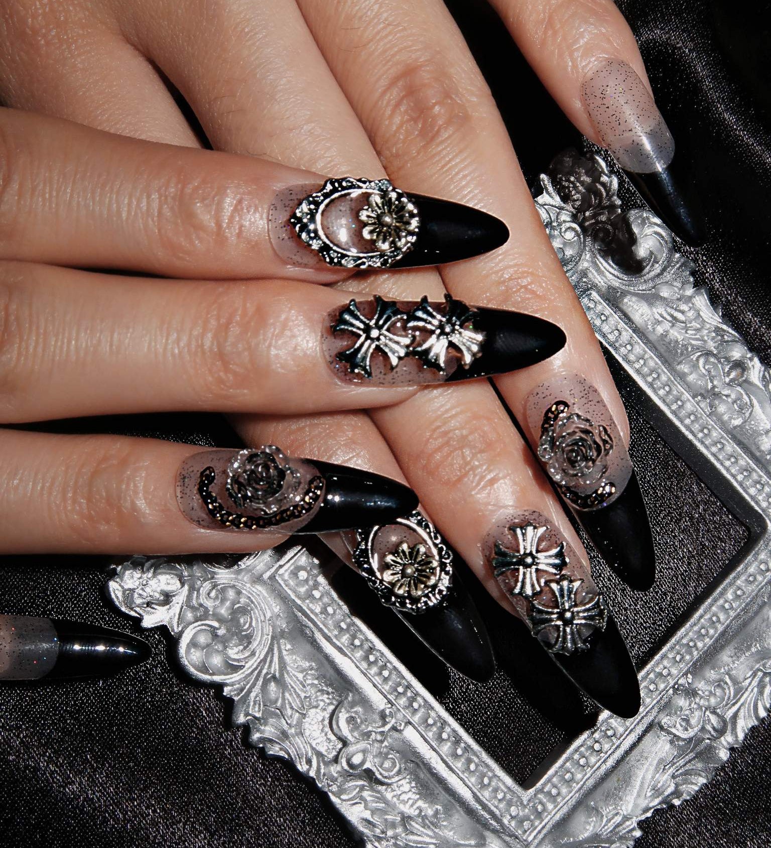 Cruella-ErsaNailsPressOnNails_4_17803646-42da-4a11-bad3-c534414541bf.jpg