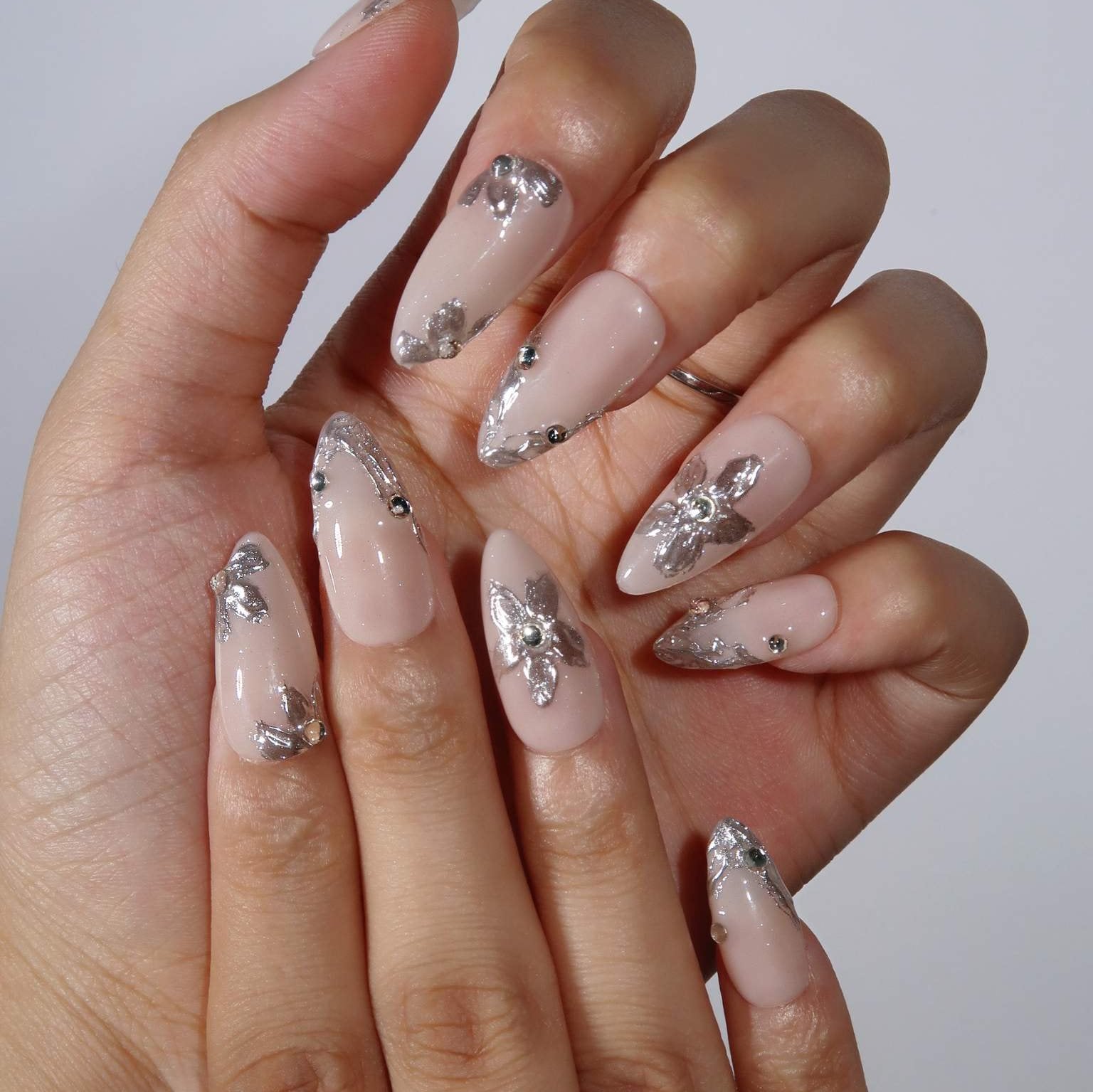 Frosty Petal - Ersa Nails Nude Silver PressOnNails