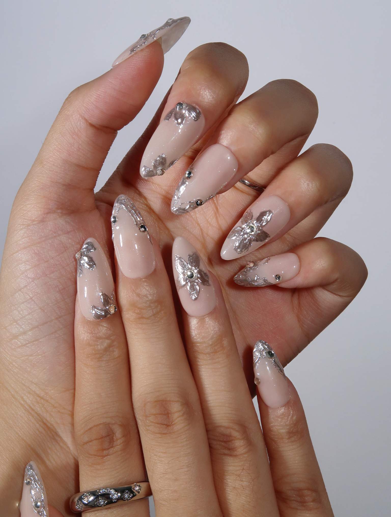 Frosty Petal - Ersa Nails Nude Silver PressOnNails