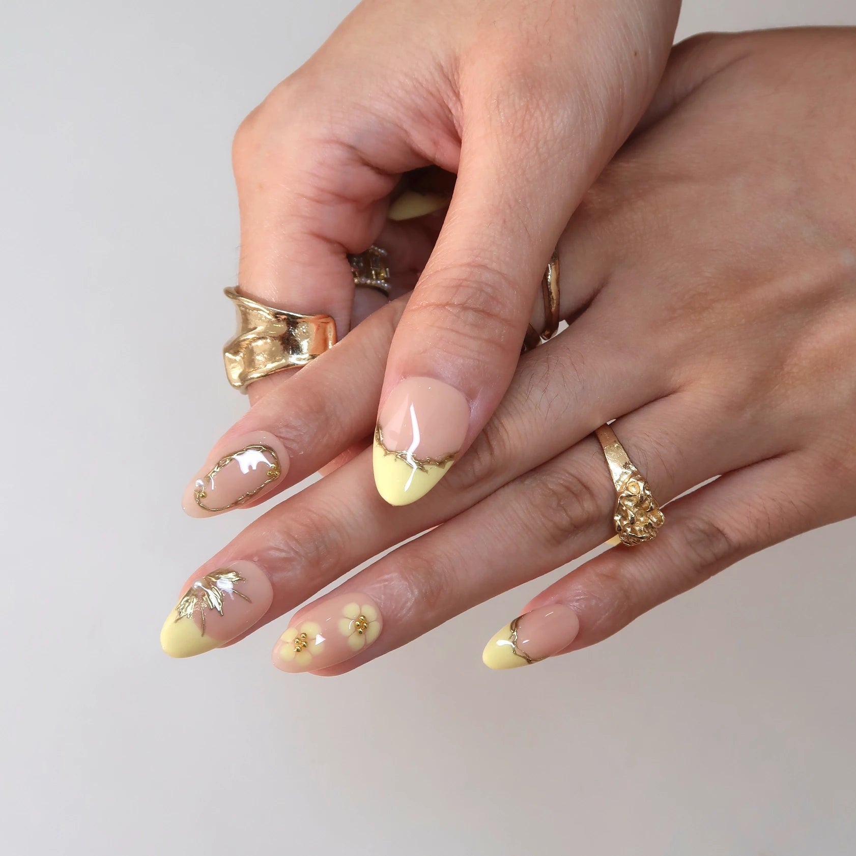 Golden Daisy - Ersa Nails Nude Yellow PressOnNails