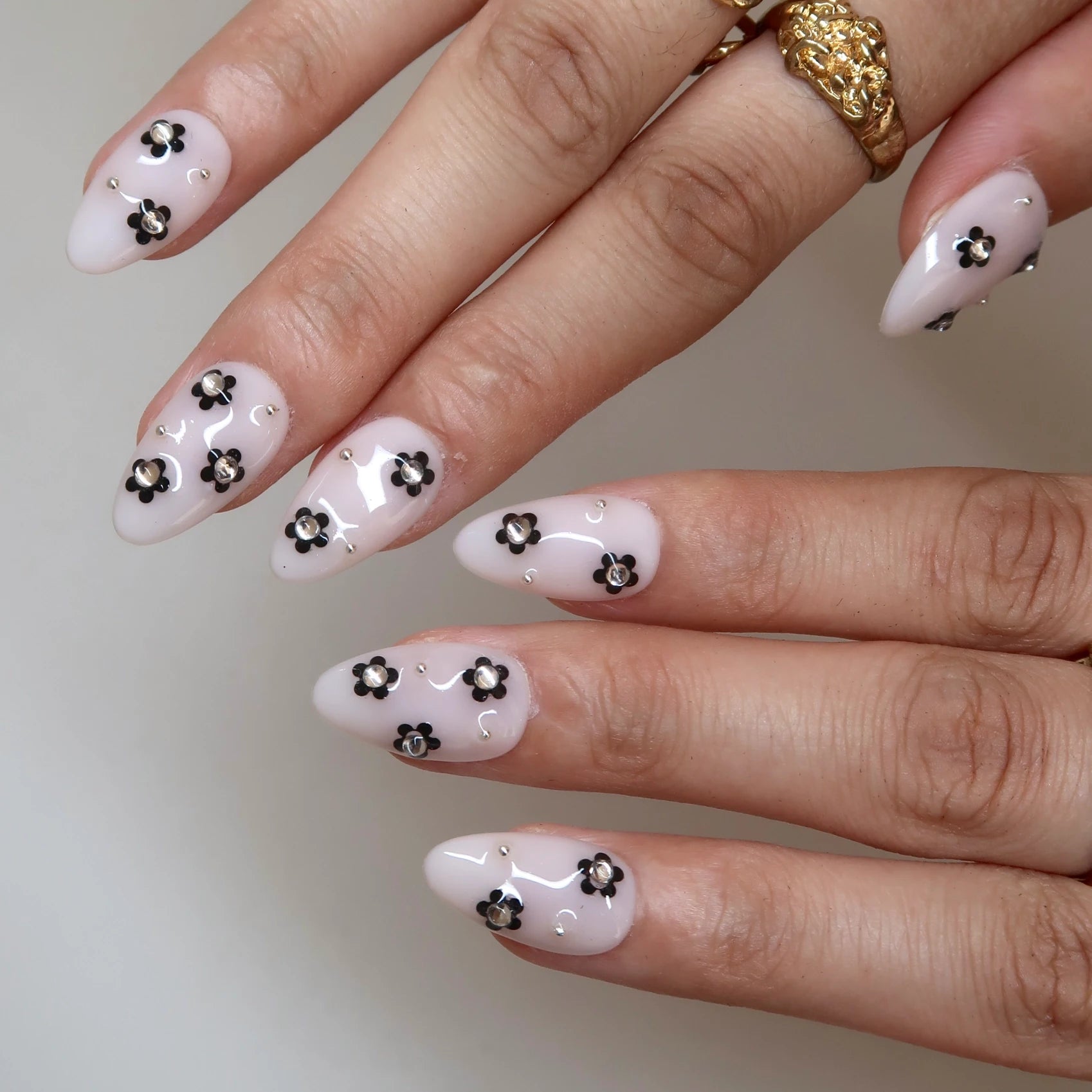 Grace Kiss - Ersa Nails Black White PressOnNails
