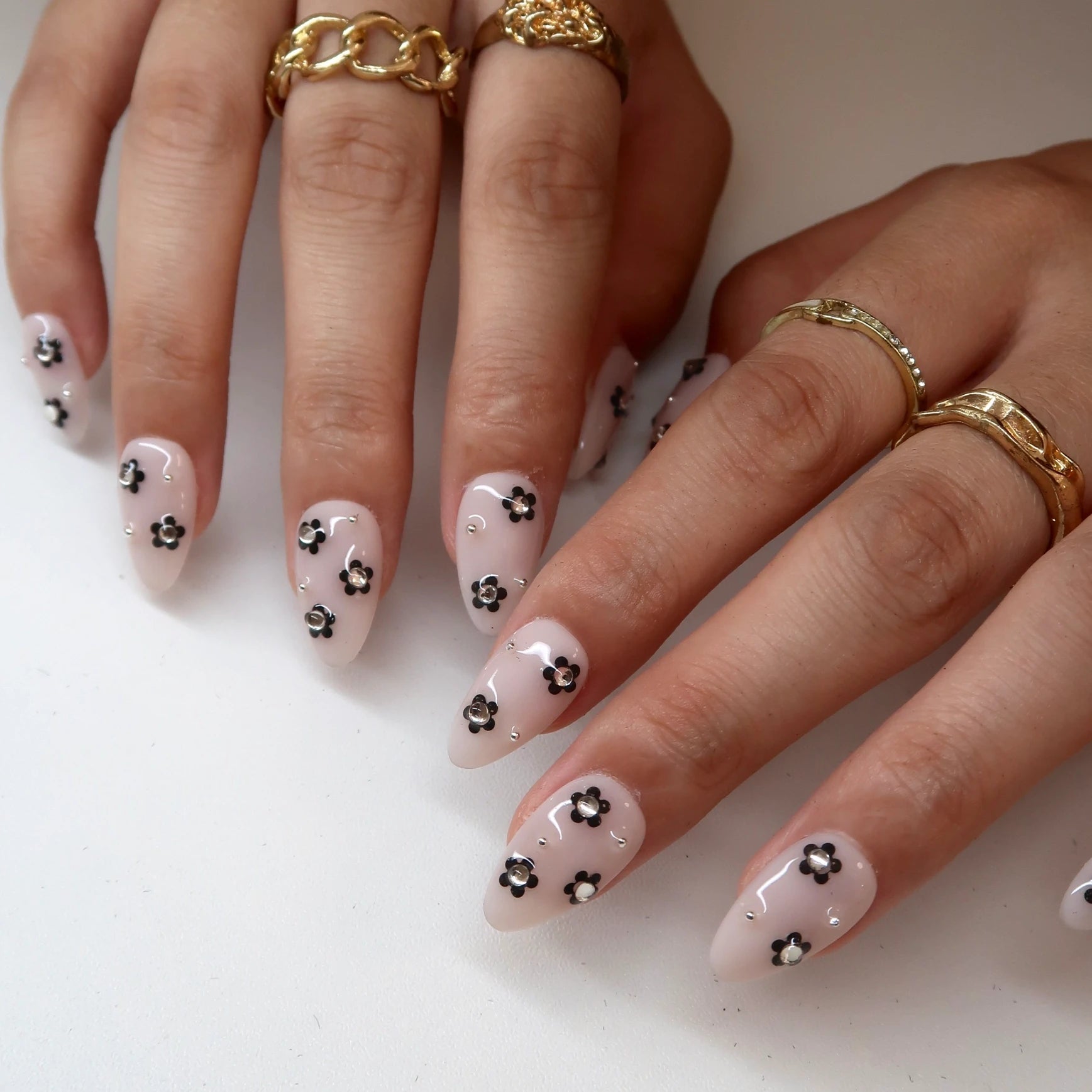 Grace Kiss - Ersa Nails Black White PressOnNails