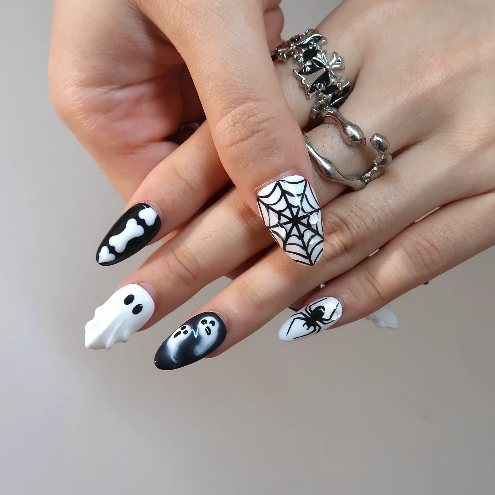 Haunted - Ersa Nails White Black PressOnNails