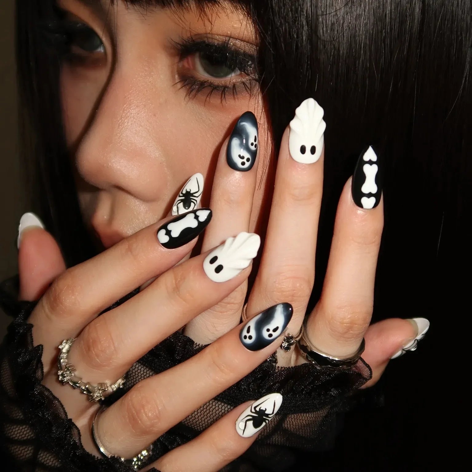 Haunted - Ersa Nails White Black PressOnNails