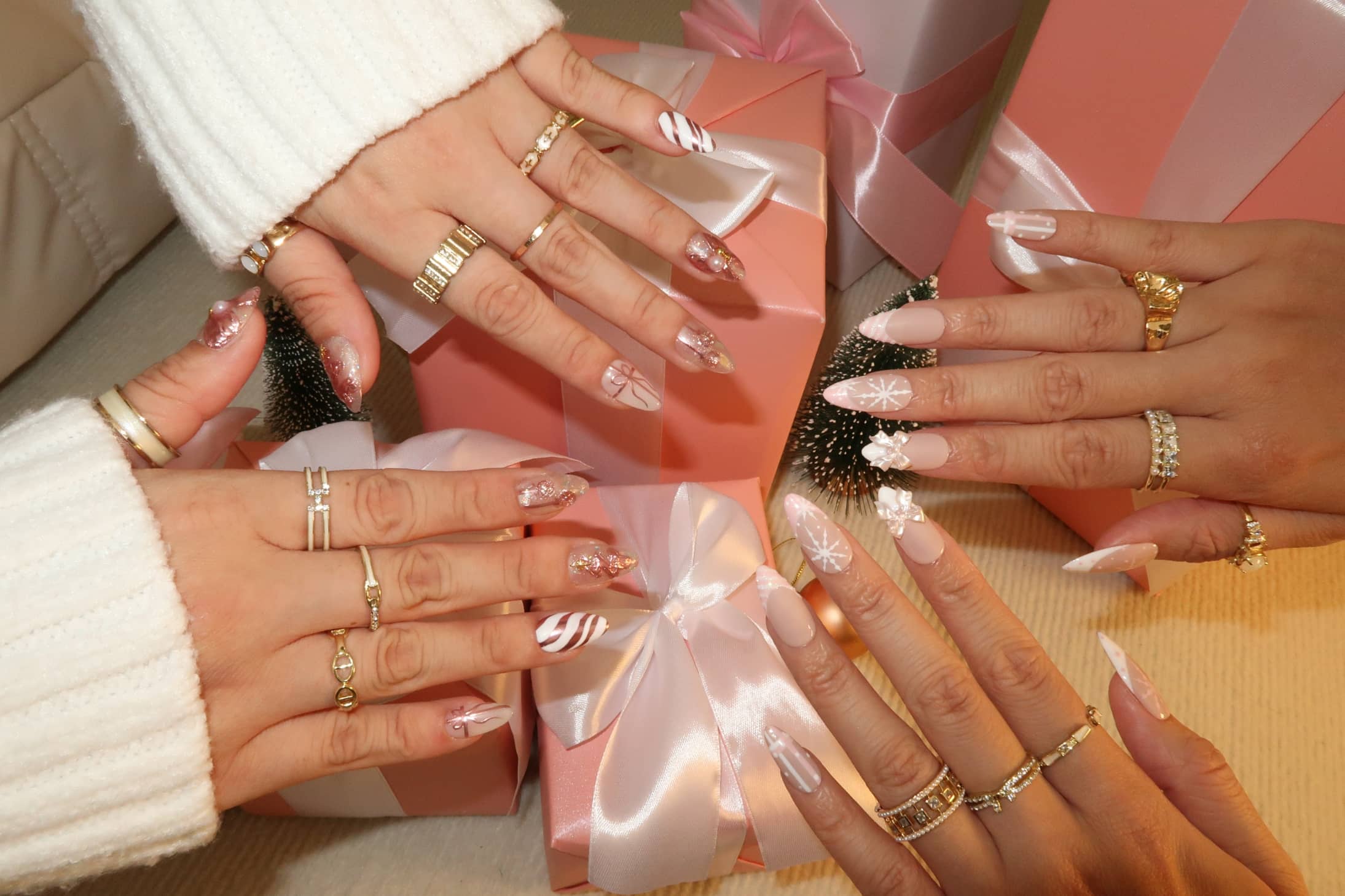 Holiday_Nails2025_02.jpg