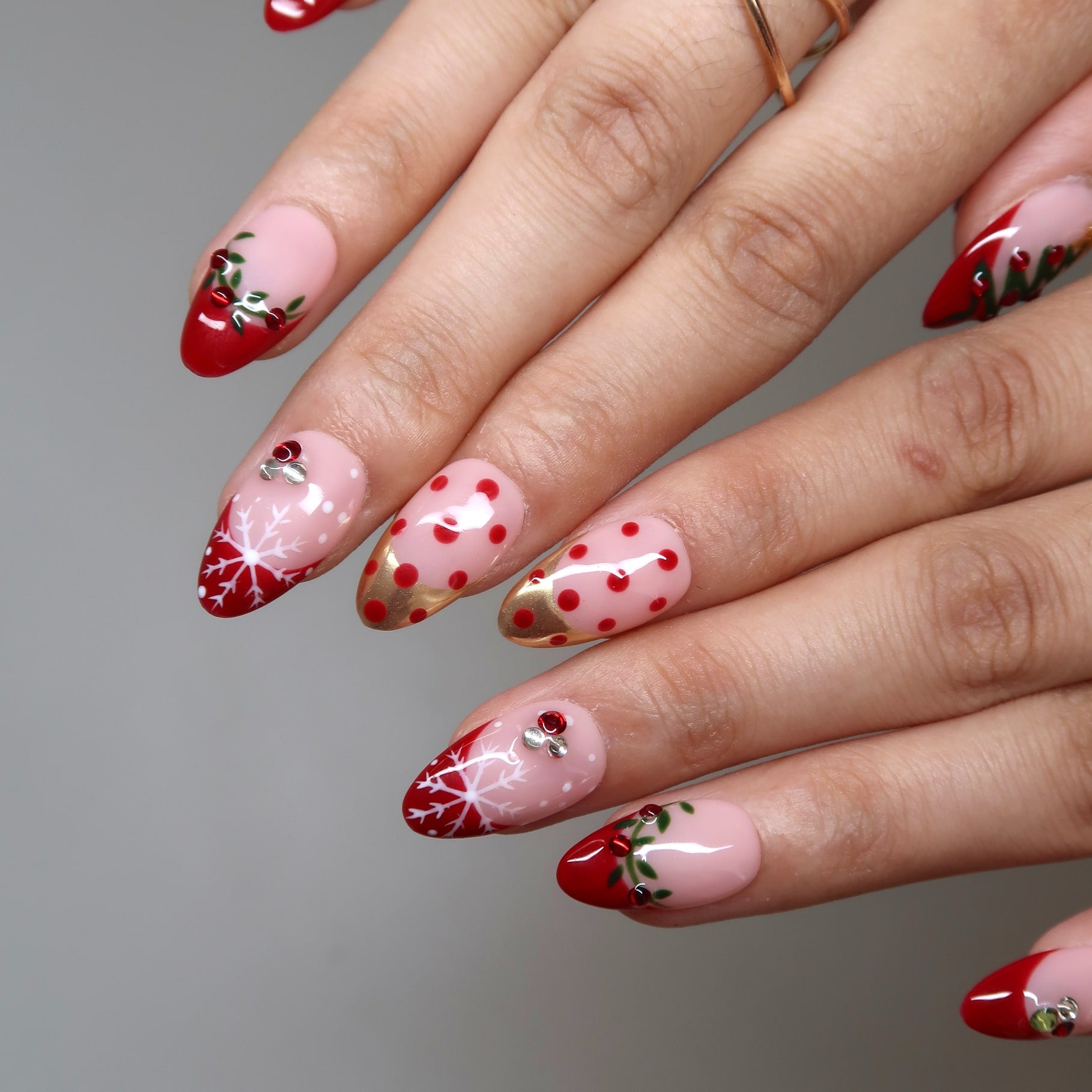 MistletoeKiss-ErsaNailsPressOnNails_2.jpg