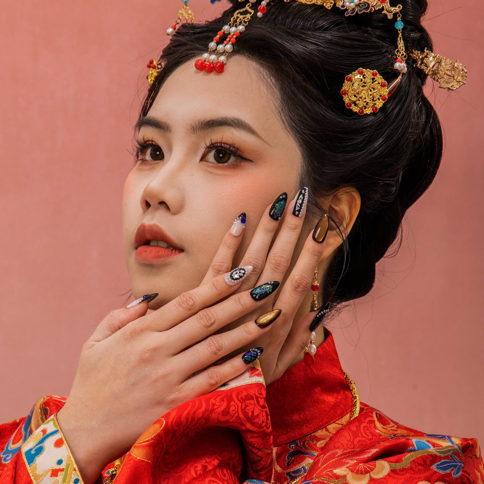 Mystic_Nacre_-_ErsaNails_PressOnNails_1.jpg