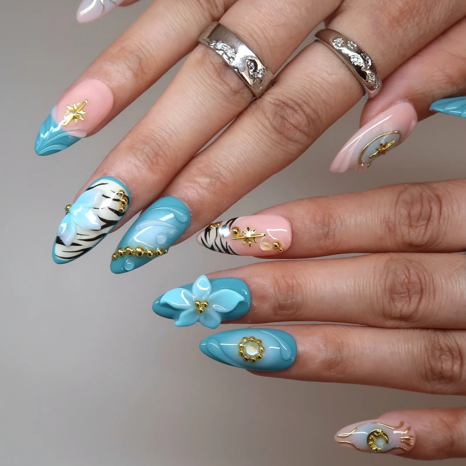Seaspray-mediumalmond-ErsaNailsPressOnNails_3.webp