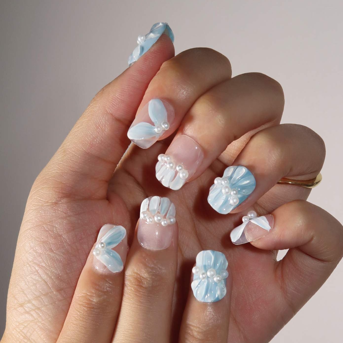 Soft Breeze - Ersa Nails White Blue PressOnNails