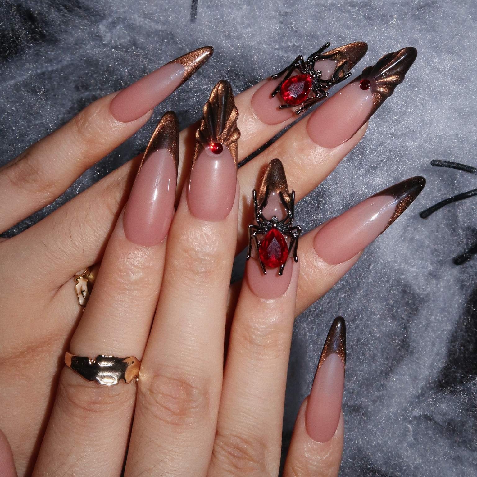 Spider Queen - Ersa Nails Nude Brown Gold PressOnNails