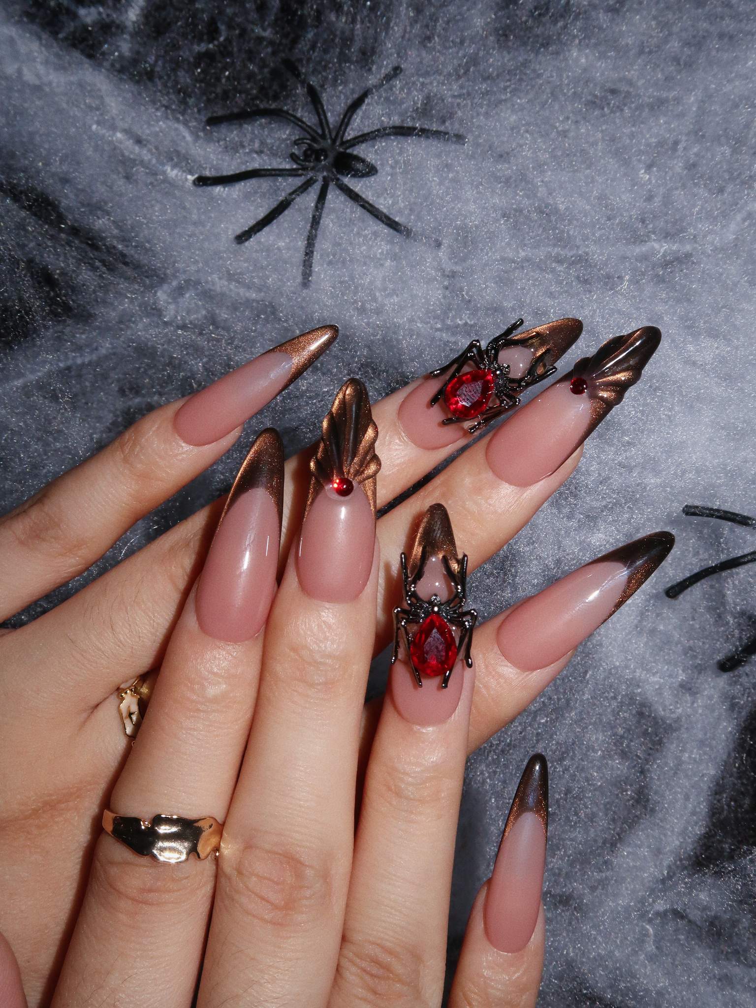 Spider Queen - Ersa Nails Nude Brown Gold PressOnNails