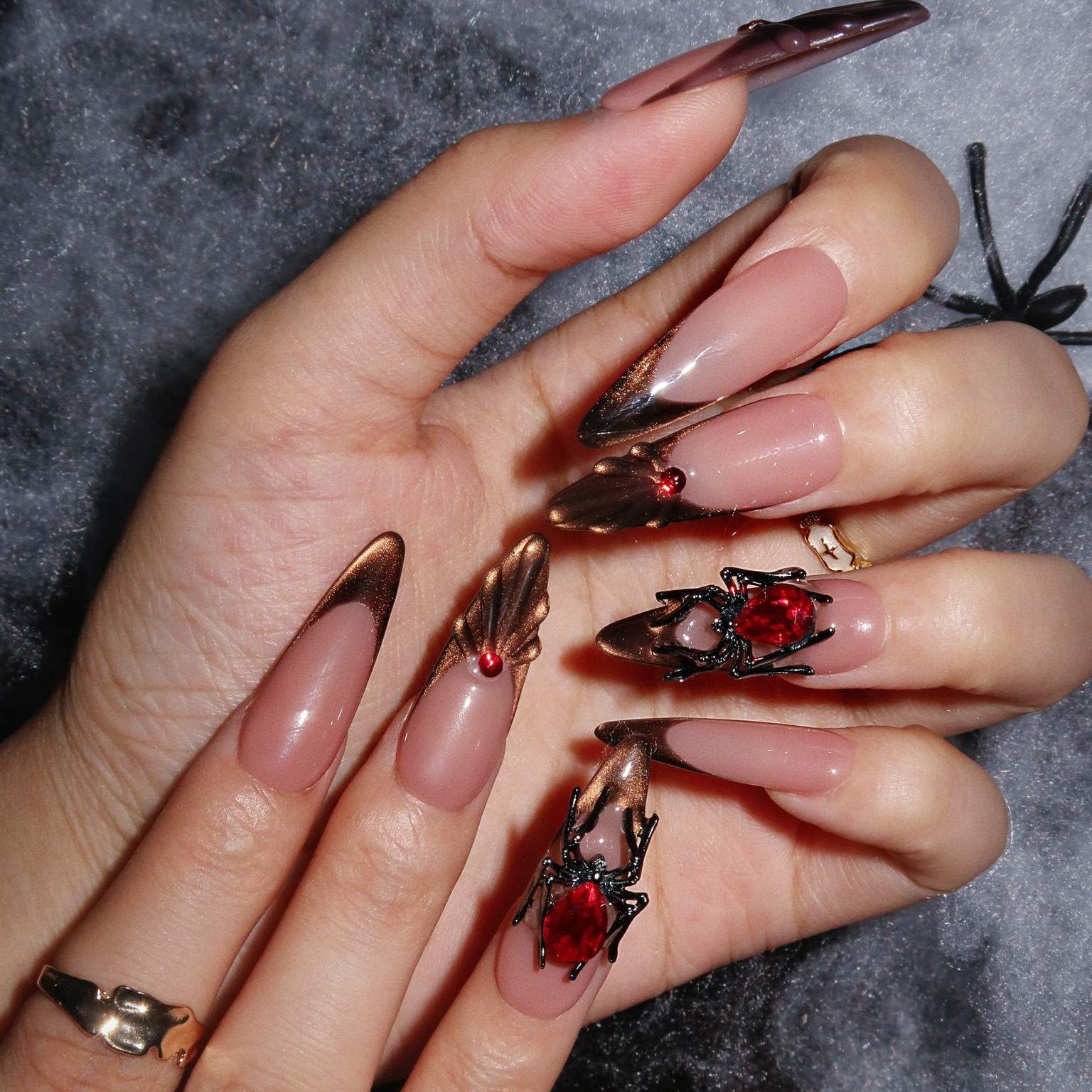 Spider Queen - Ersa Nails Nude Brown Gold PressOnNails