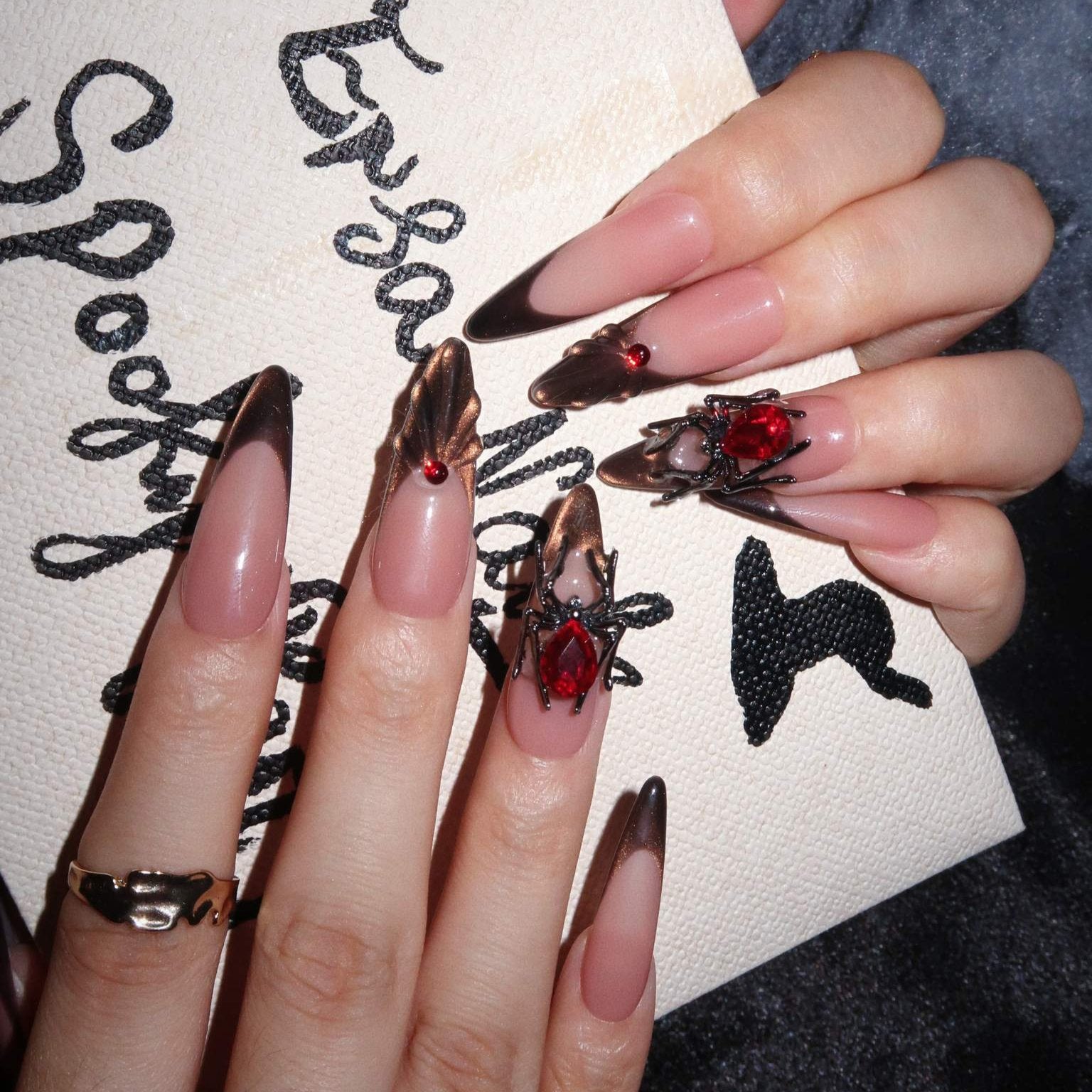 Spider Queen - Ersa Nails Nude Brown Gold PressOnNails