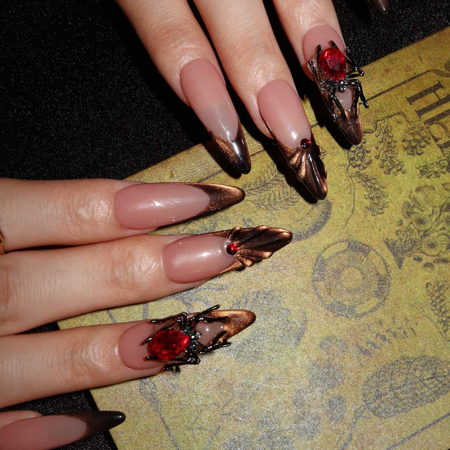 Spider Queen - Ersa Nails Nude Brown Gold PressOnNails