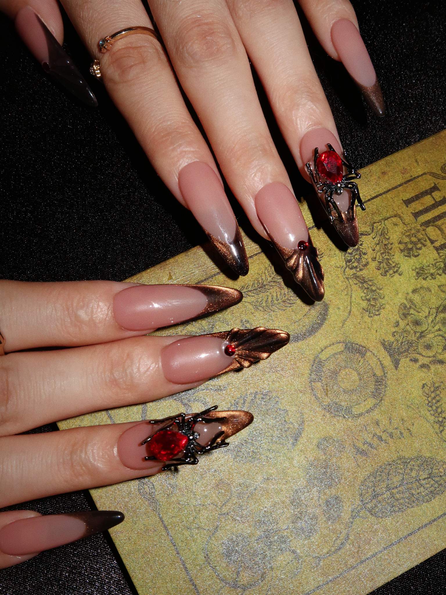 Spider Queen - Ersa Nails Nude Brown Gold PressOnNails